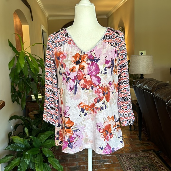 Anthropologie Akemi + Kin pink floral patterned vneck top szM - Picture 3 of 12